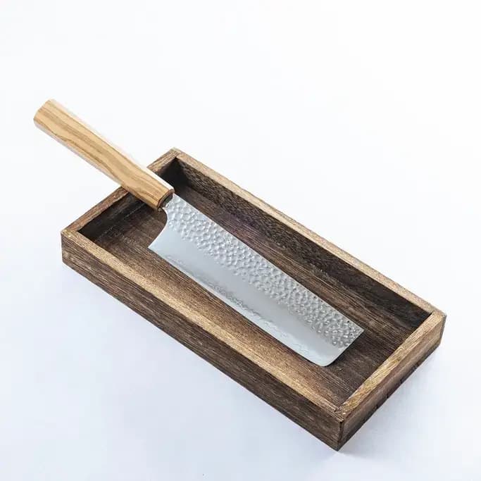 <p>A nakiri knife is best used with vegetables.</p>